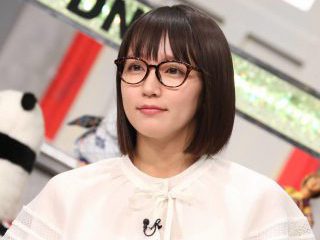 吉岡里帆がキュートな眼鏡姿で登場!! 快眠方法で衝撃の展開に